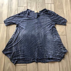 Sinuous large 3/4 sleeve blouse sharkbite hem